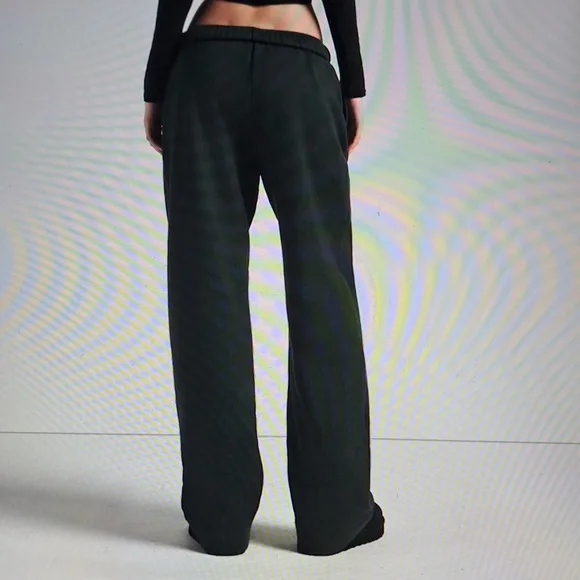 MEDIUM. SKIMS COTTON FLEECE CLASSIC STRAIGHT LEG PANT - Picture 3 of 15